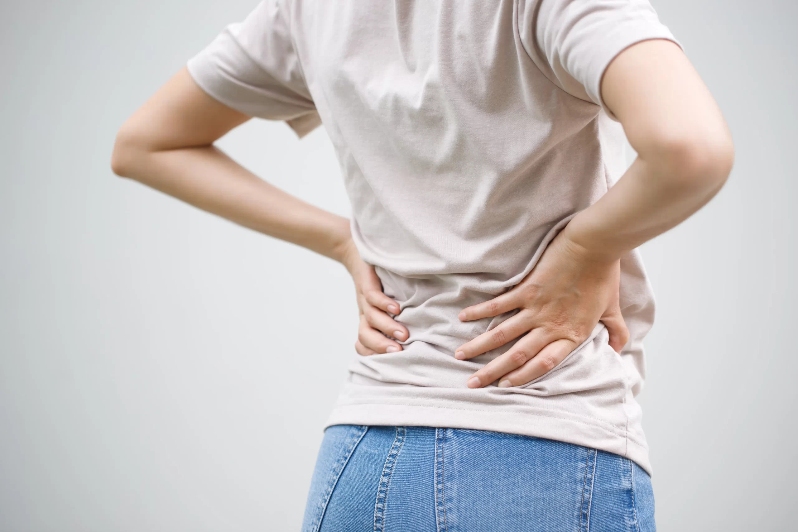 背中が痛い女性